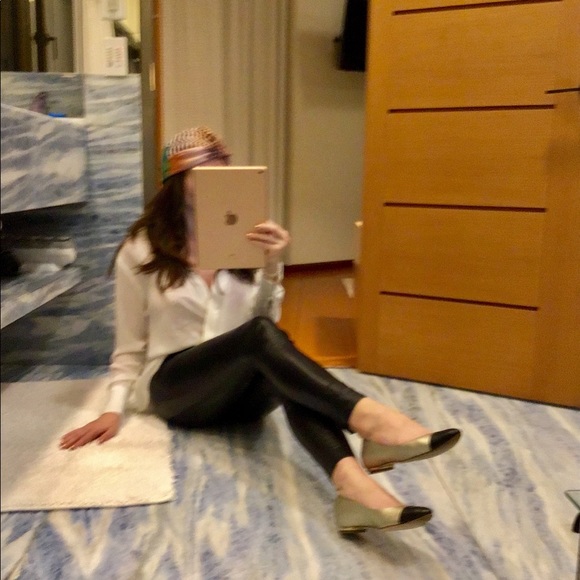 Chanel gold and black flats - Picture 4 of 8